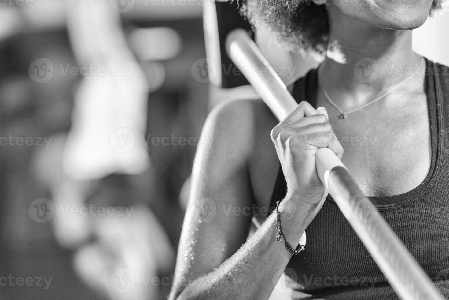 mulher negra após treino com martelo foto