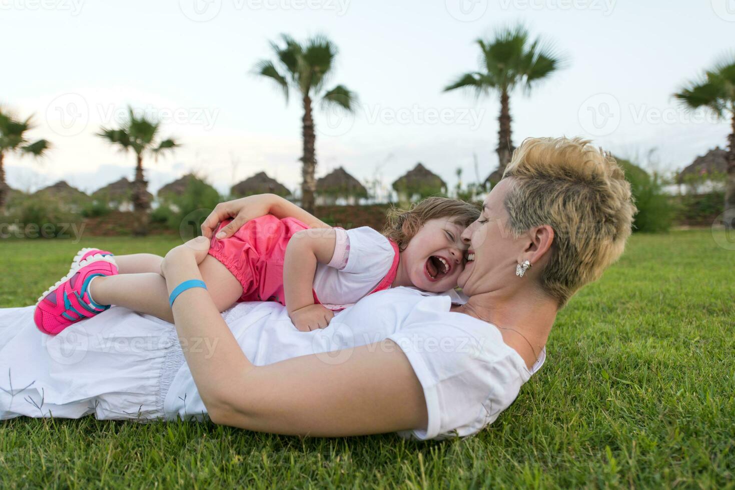 mãe e filha brincando no quintal foto