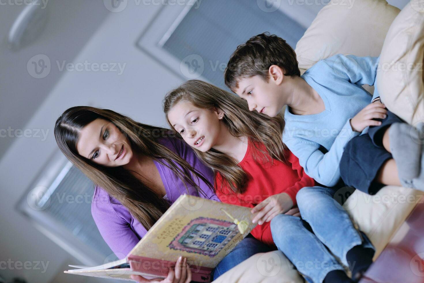 feliz jovem família se diverte em casa foto