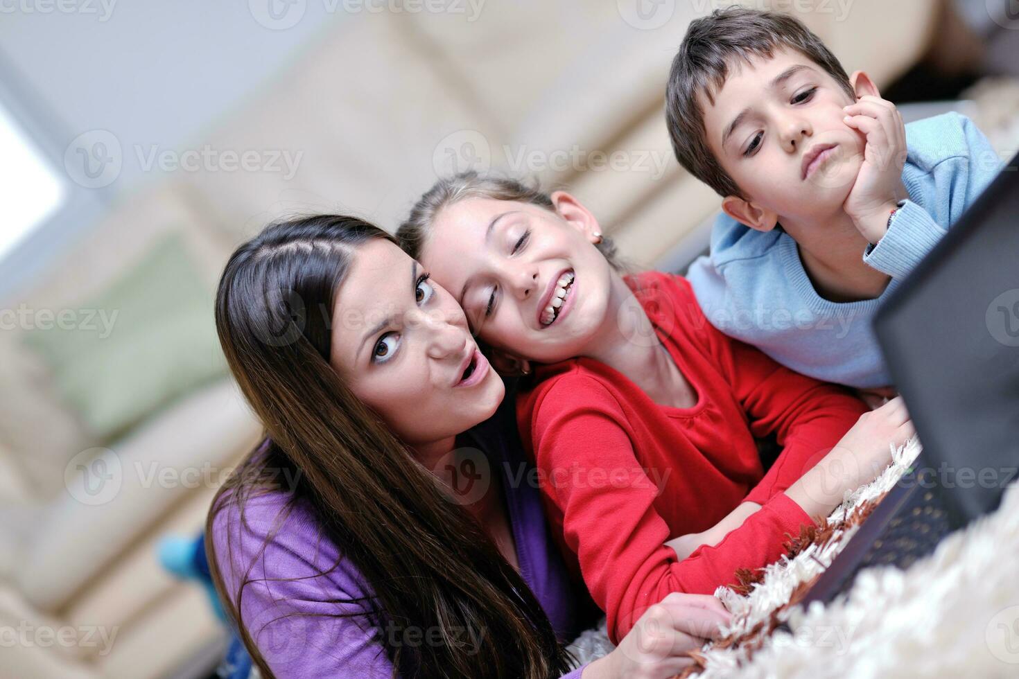 feliz jovem família se diverte em casa foto