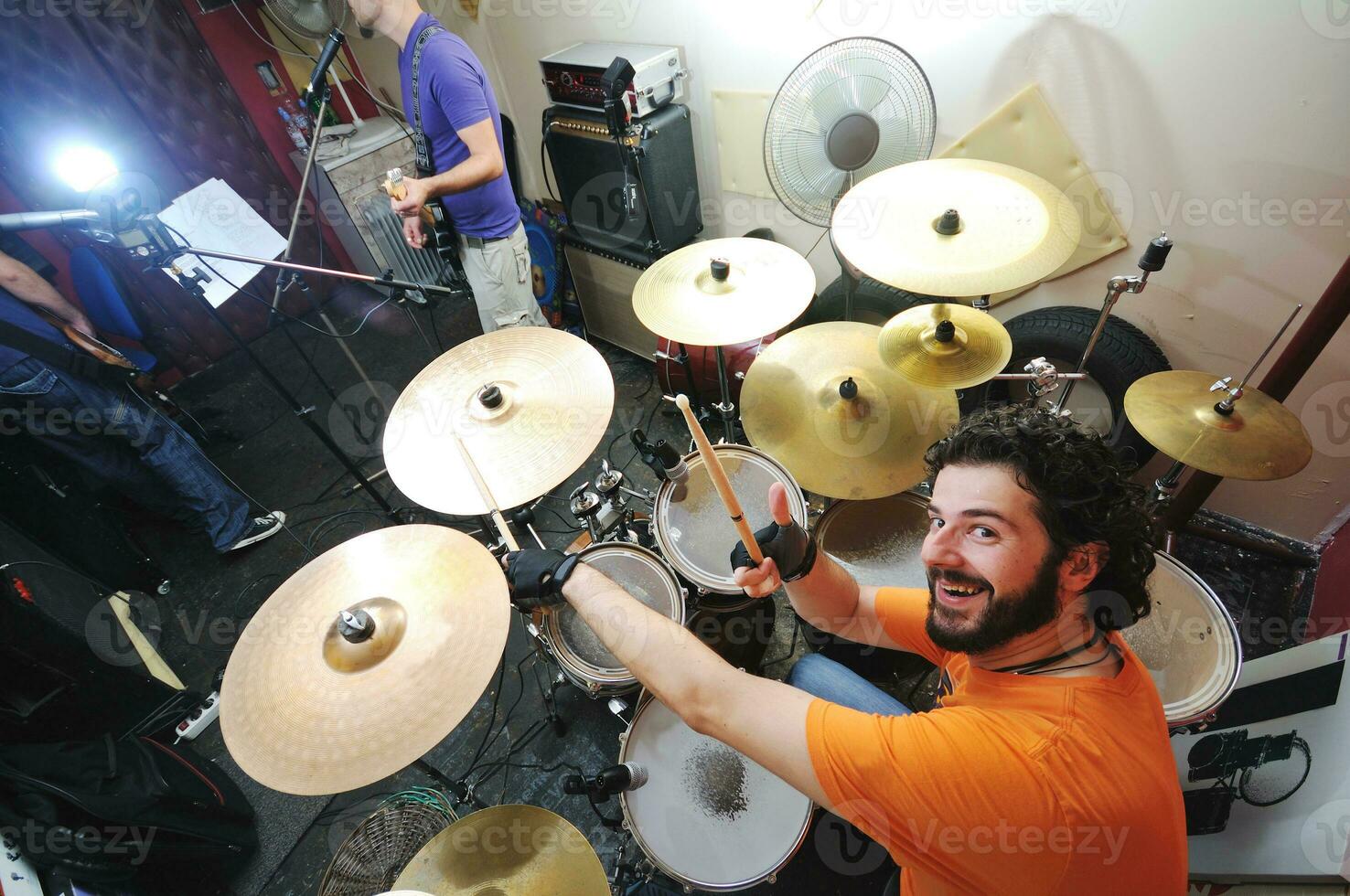 banda de música tem treinamento na garagem foto