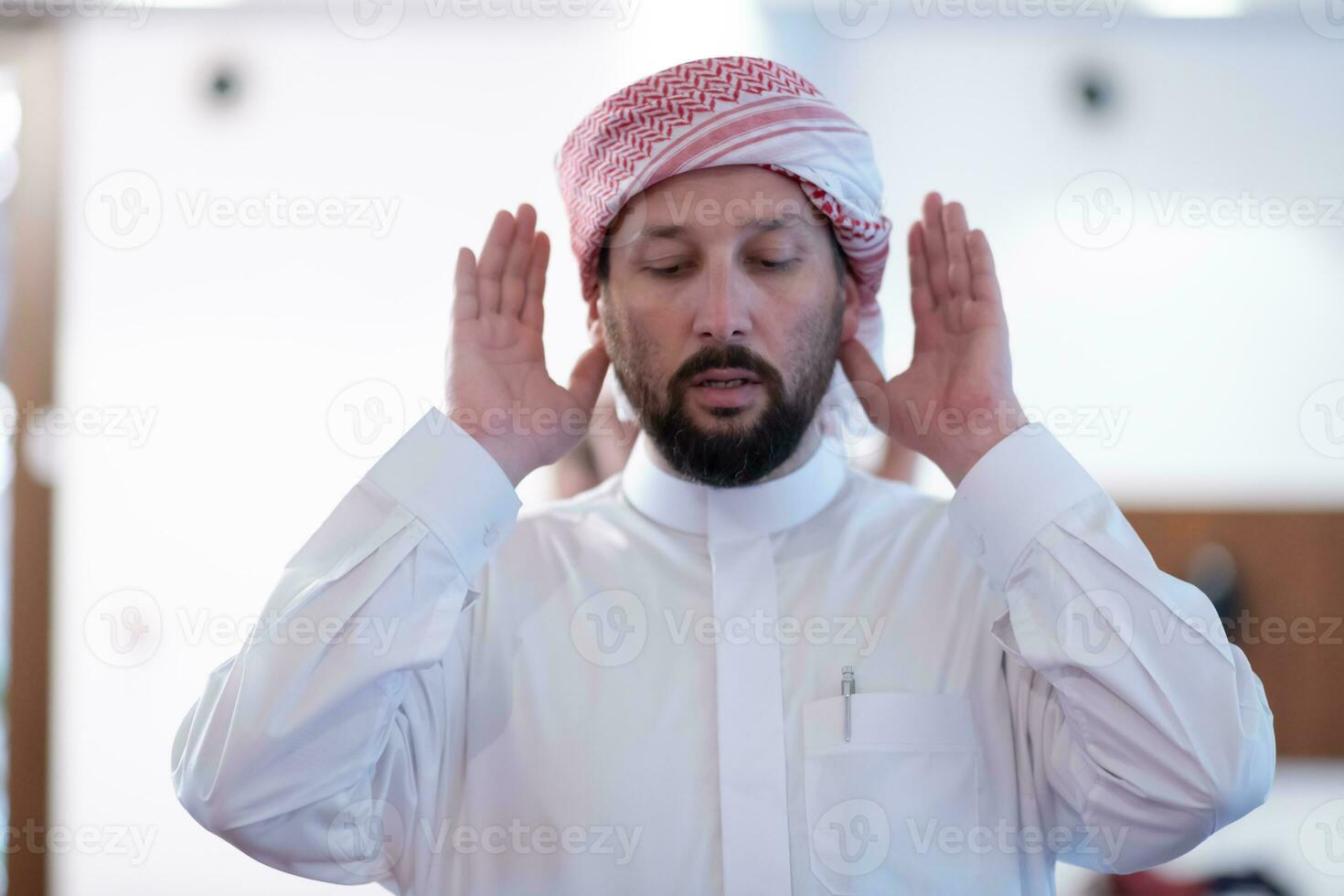 uma muçulmano começa para oferta oração de levantando dele mãos dentro a ar, uma calma Estado dentro oração foto