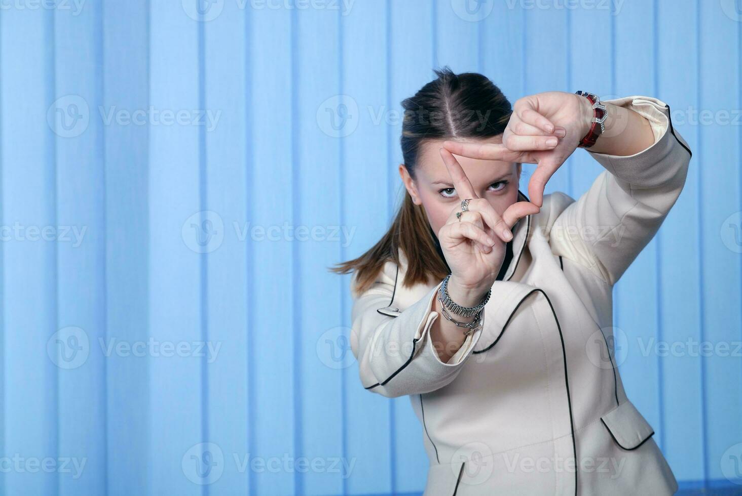 retrato do jovem o negócio mulher cria uma quadro, Armação com dela mãos foto