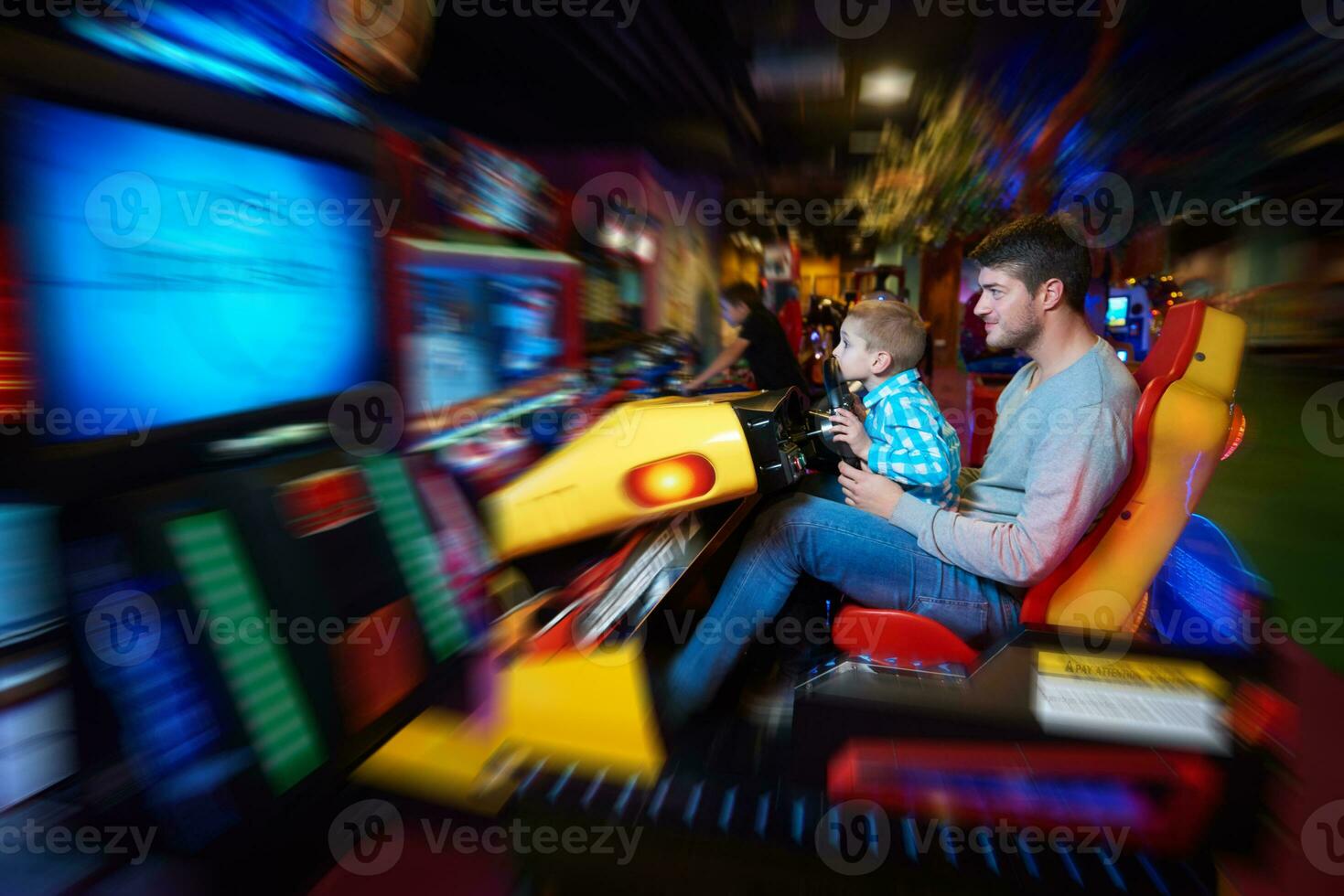 pai e filho jogando no playground foto