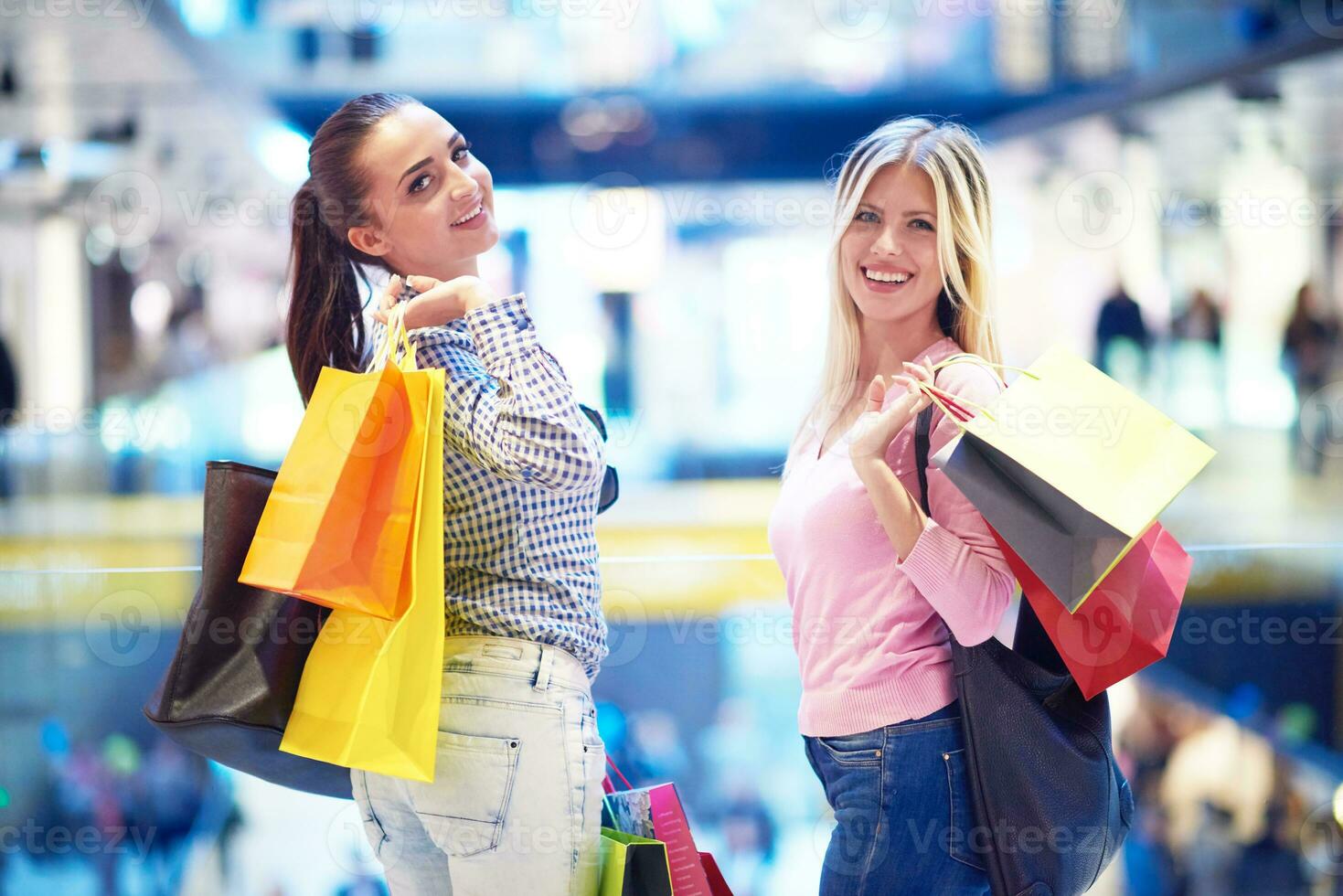 meninas felizes no shopping foto