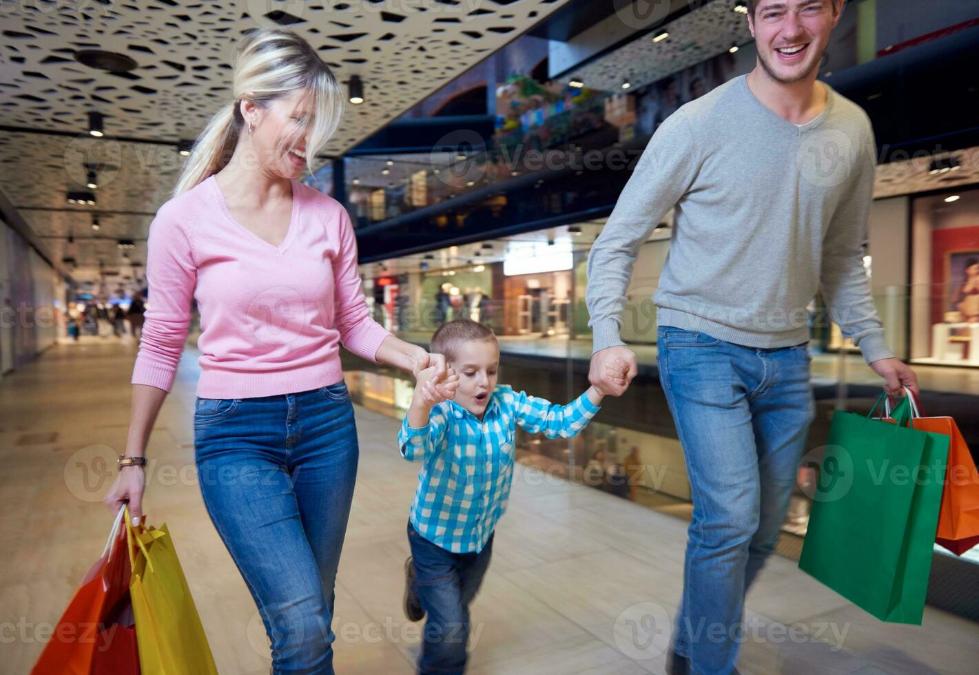 jovem família com sacolas de compras foto