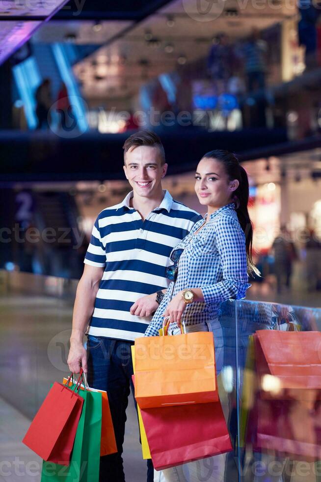 jovem casal com Remessa bolsas foto