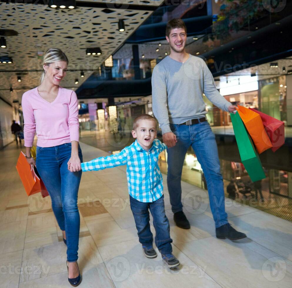 jovem família com sacolas de compras foto