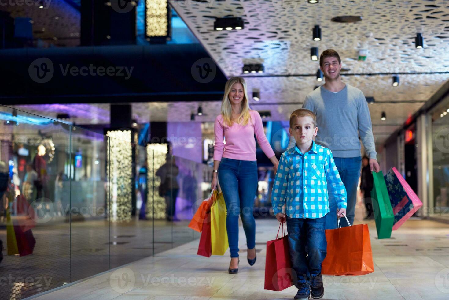 jovem família com sacolas de compras foto