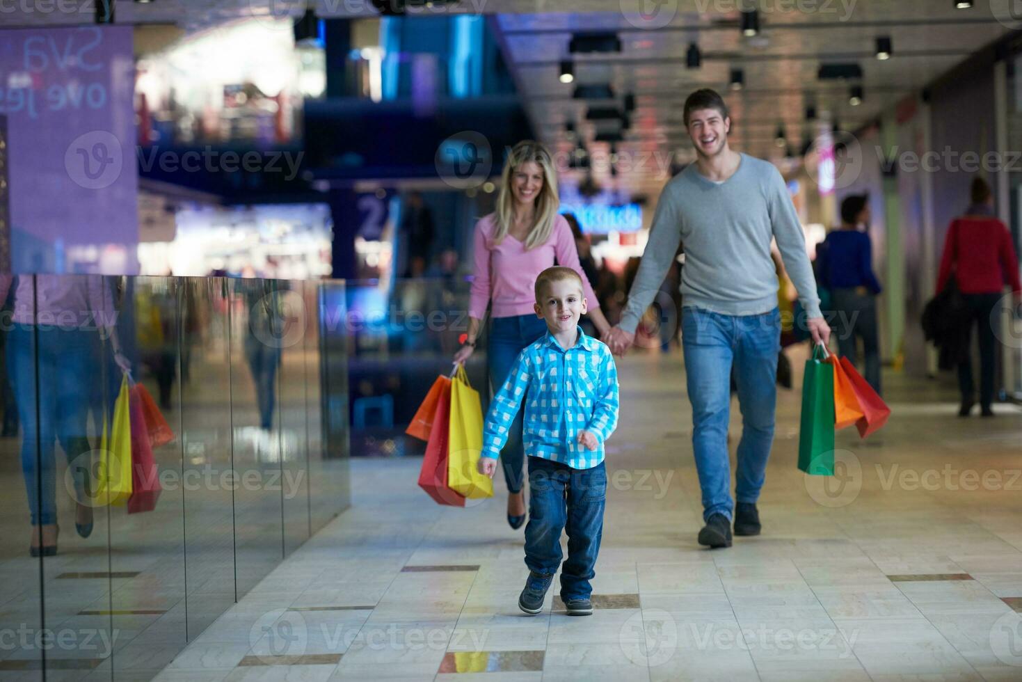 jovem família com sacolas de compras foto