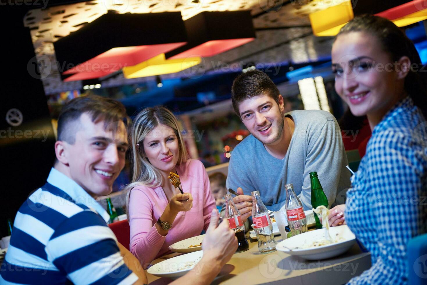 amigos ter arrancar pausa dentro compras Shopping foto