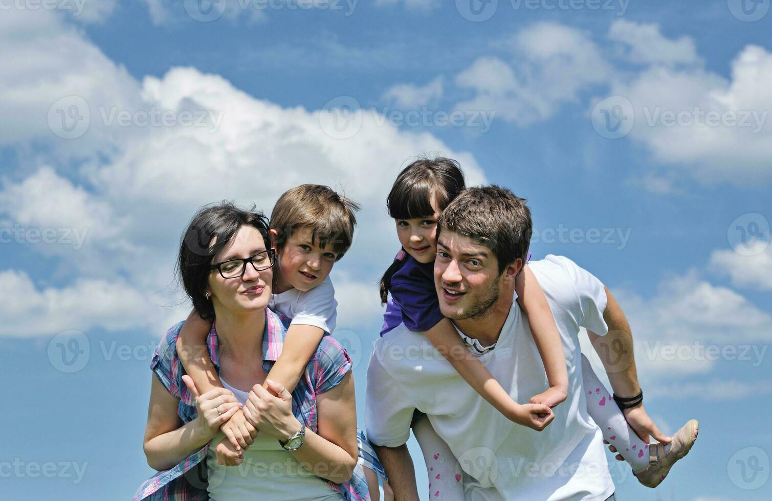 feliz jovem família se divertir ao ar livre foto