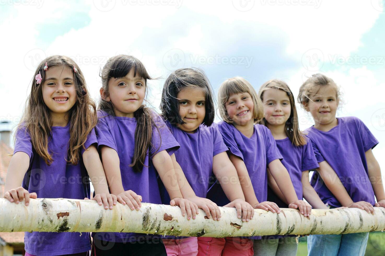 grupo de crianças felizes se divertem na natureza foto