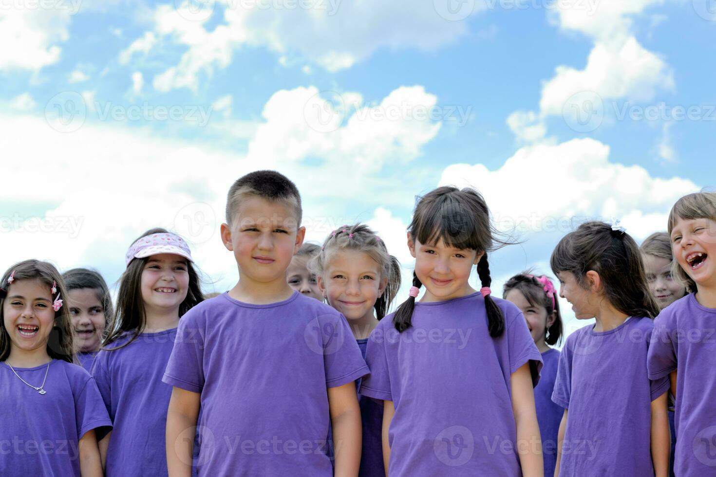 grupo de crianças felizes se divertem na natureza foto