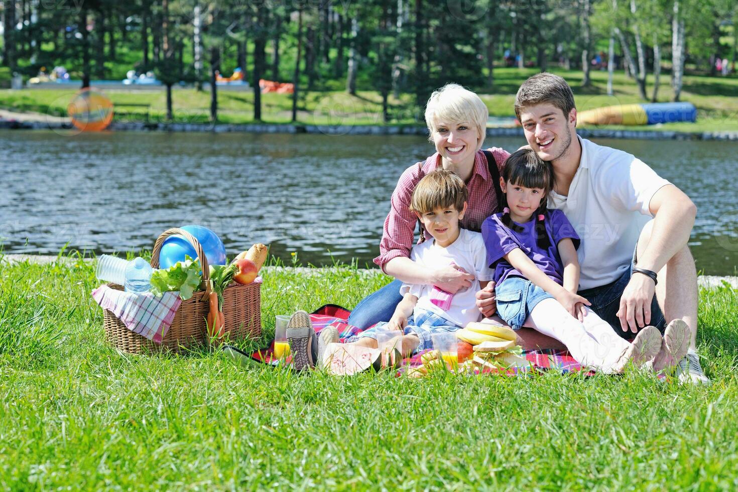 família feliz jogando juntos em um piquenique ao ar livre foto