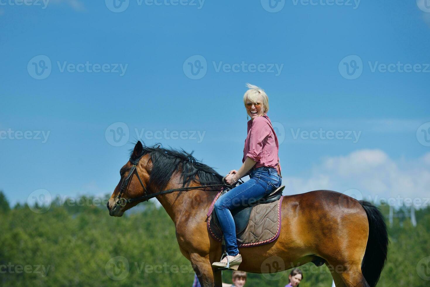 mulher feliz andando a cavalo foto