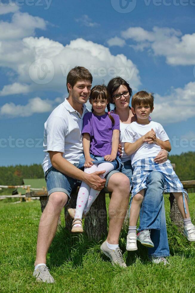 feliz jovem família se divertir ao ar livre foto