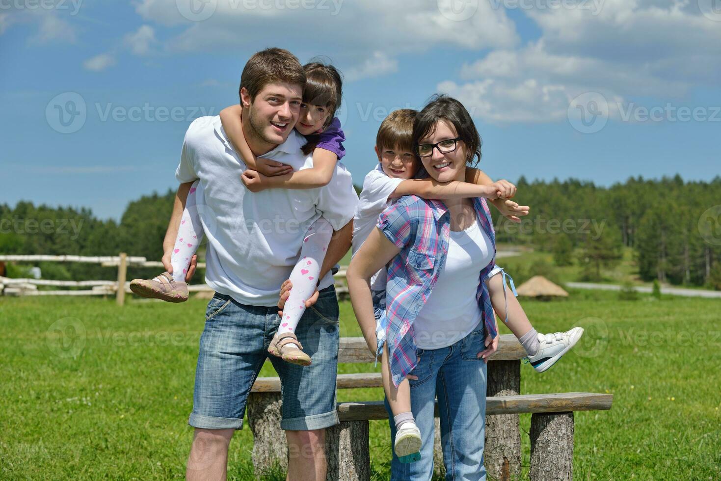 feliz jovem família se divertir ao ar livre foto