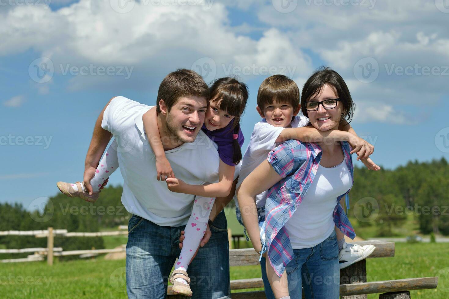 feliz jovem família se divertir ao ar livre foto