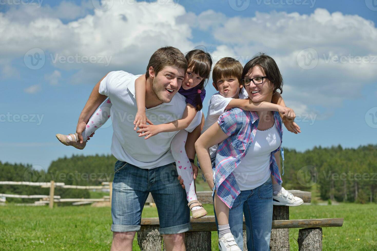 feliz jovem família se divertir ao ar livre foto