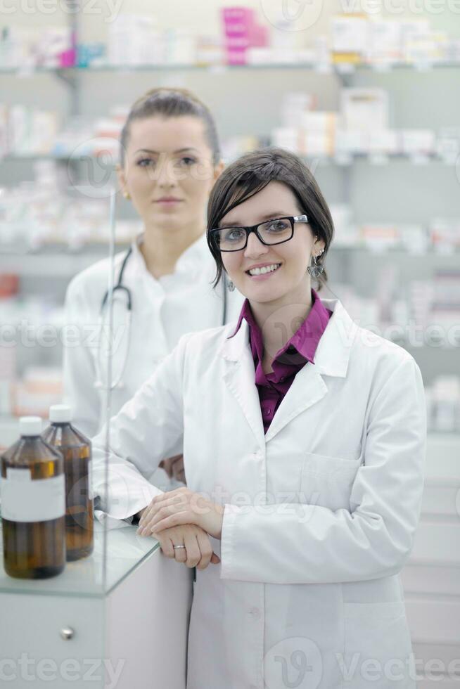 equipe de farmacêutico químico mulher na farmácia farmácia foto