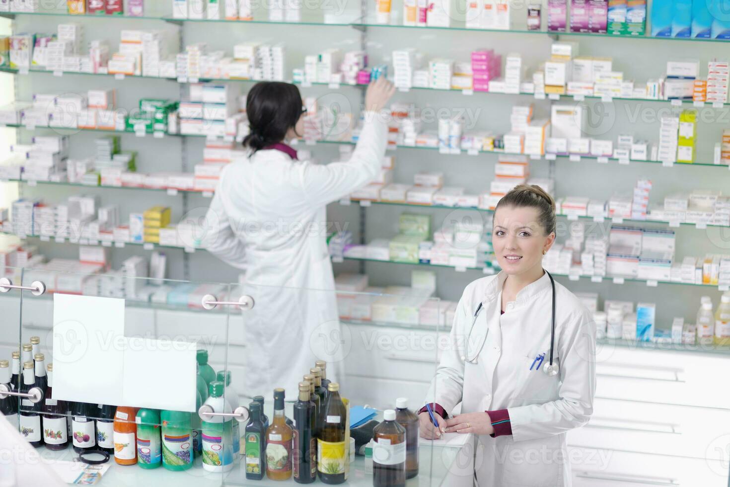 equipe de farmacêutico químico mulher na farmácia farmácia foto