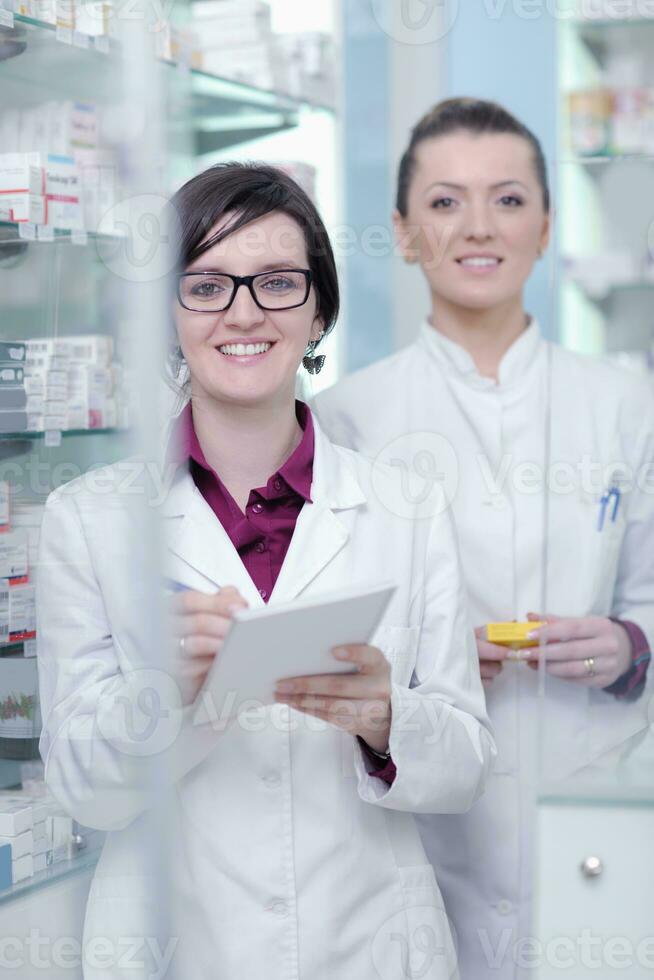 equipe de farmacêutico químico mulher na farmácia farmácia foto