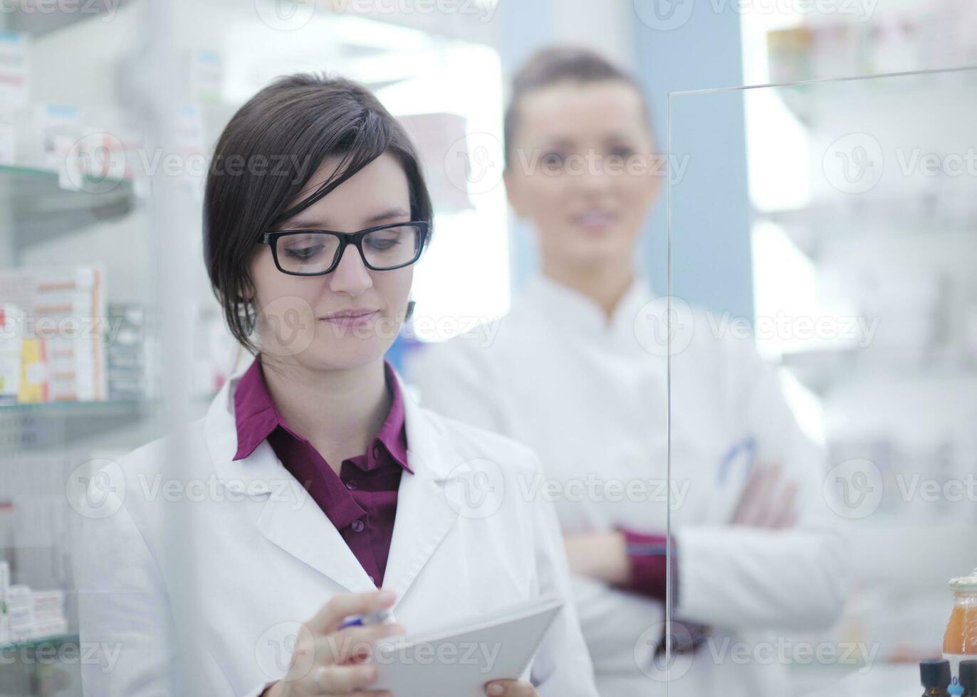 equipe de farmacêutico químico mulher na farmácia farmácia foto