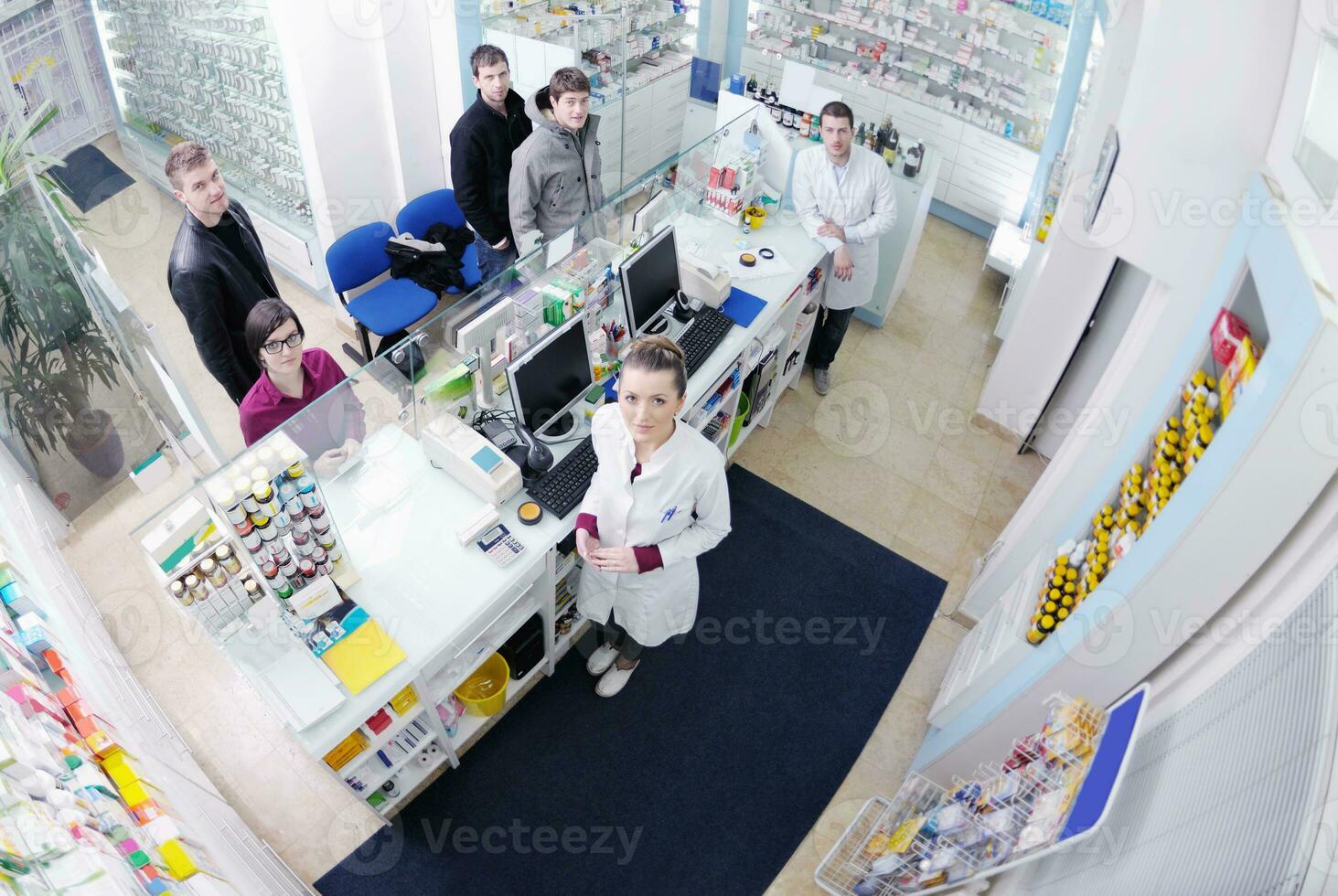 farmacêutico sugerindo medicamento médico ao comprador na farmácia foto