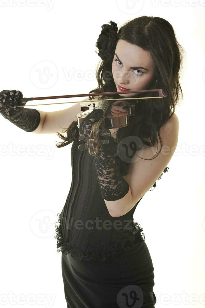 bela jovem tocar violino foto