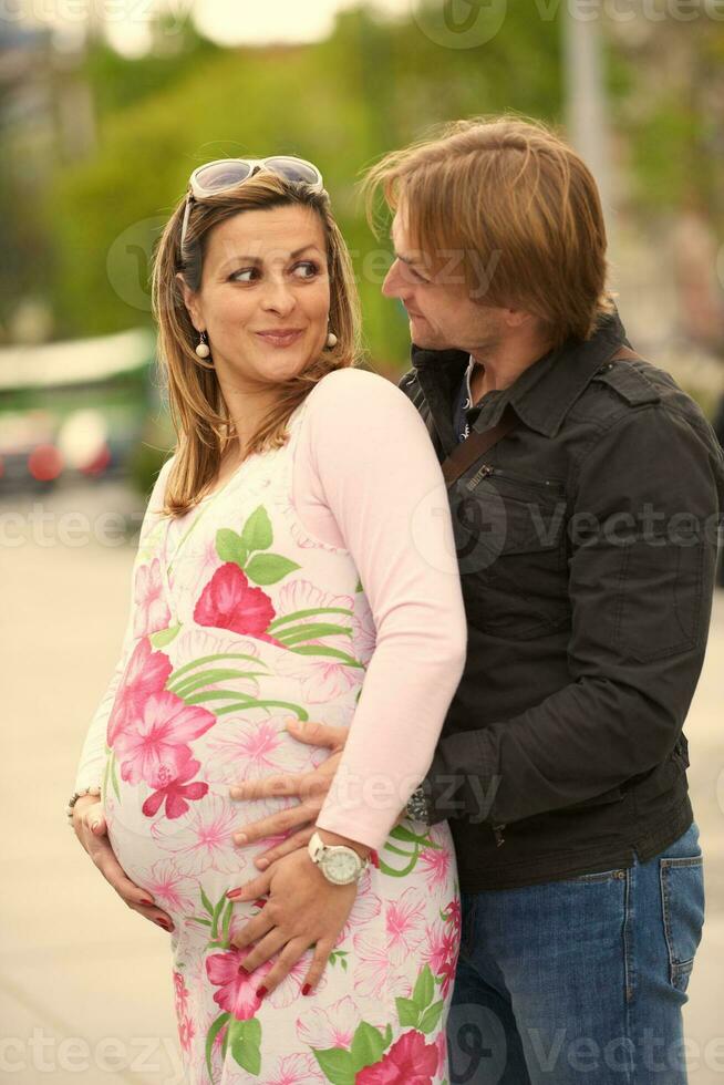 jovem casal grávido se divertir e relaxar foto