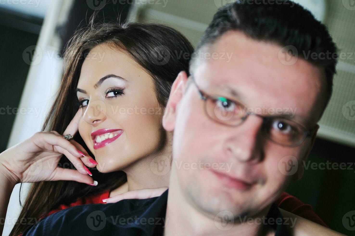 feliz casal jovem interior foto