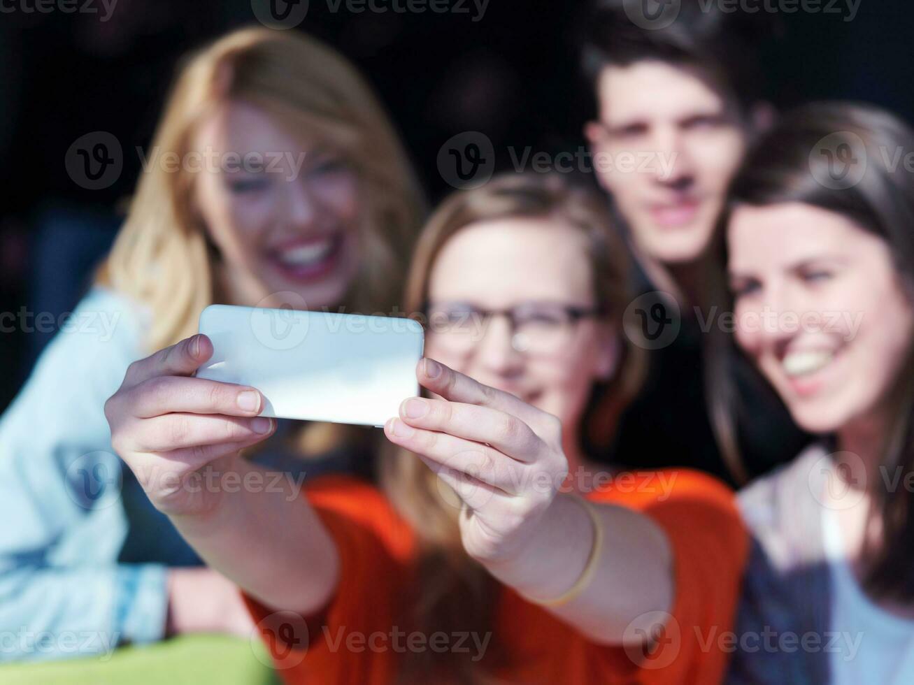 grupo de alunos tirando selfie foto