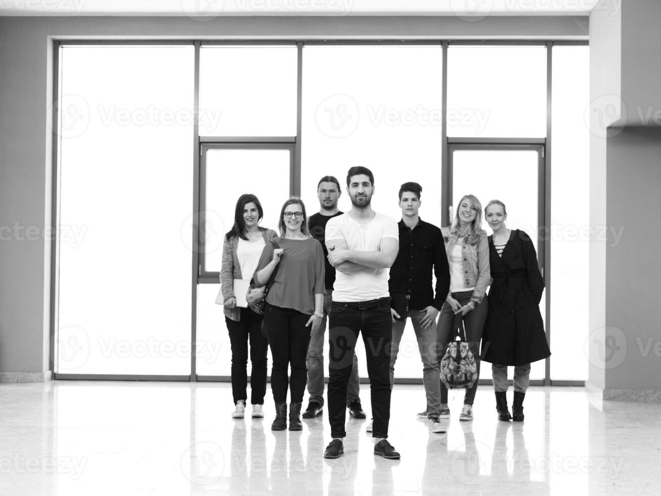 grupo de alunos em pé juntos como equipe foto