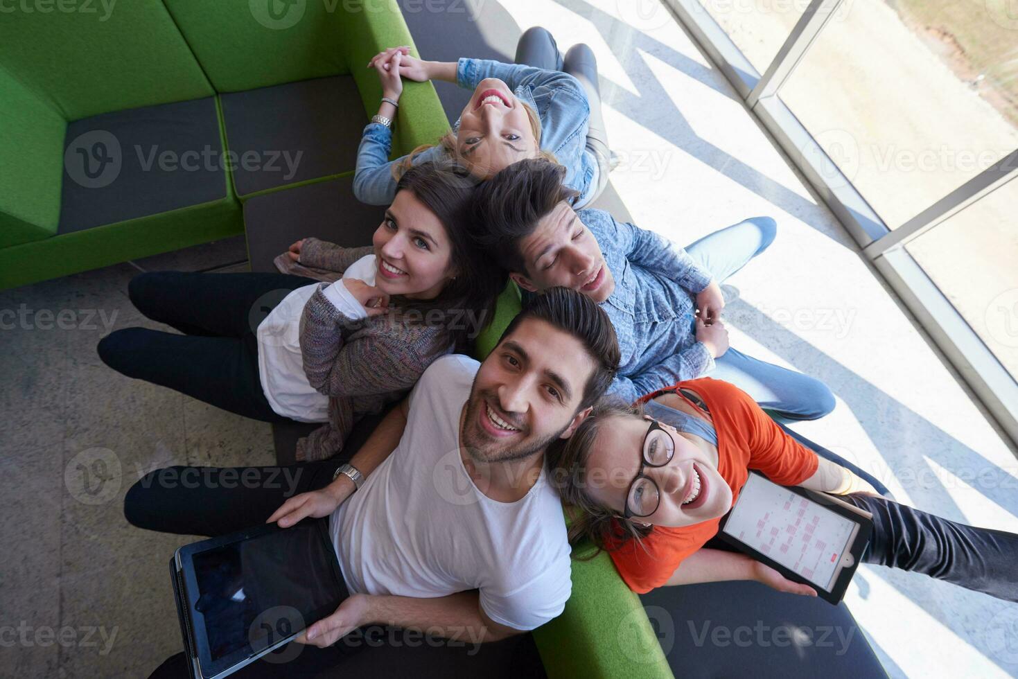 grupo de alunos trabalhando juntos no projeto da escola foto