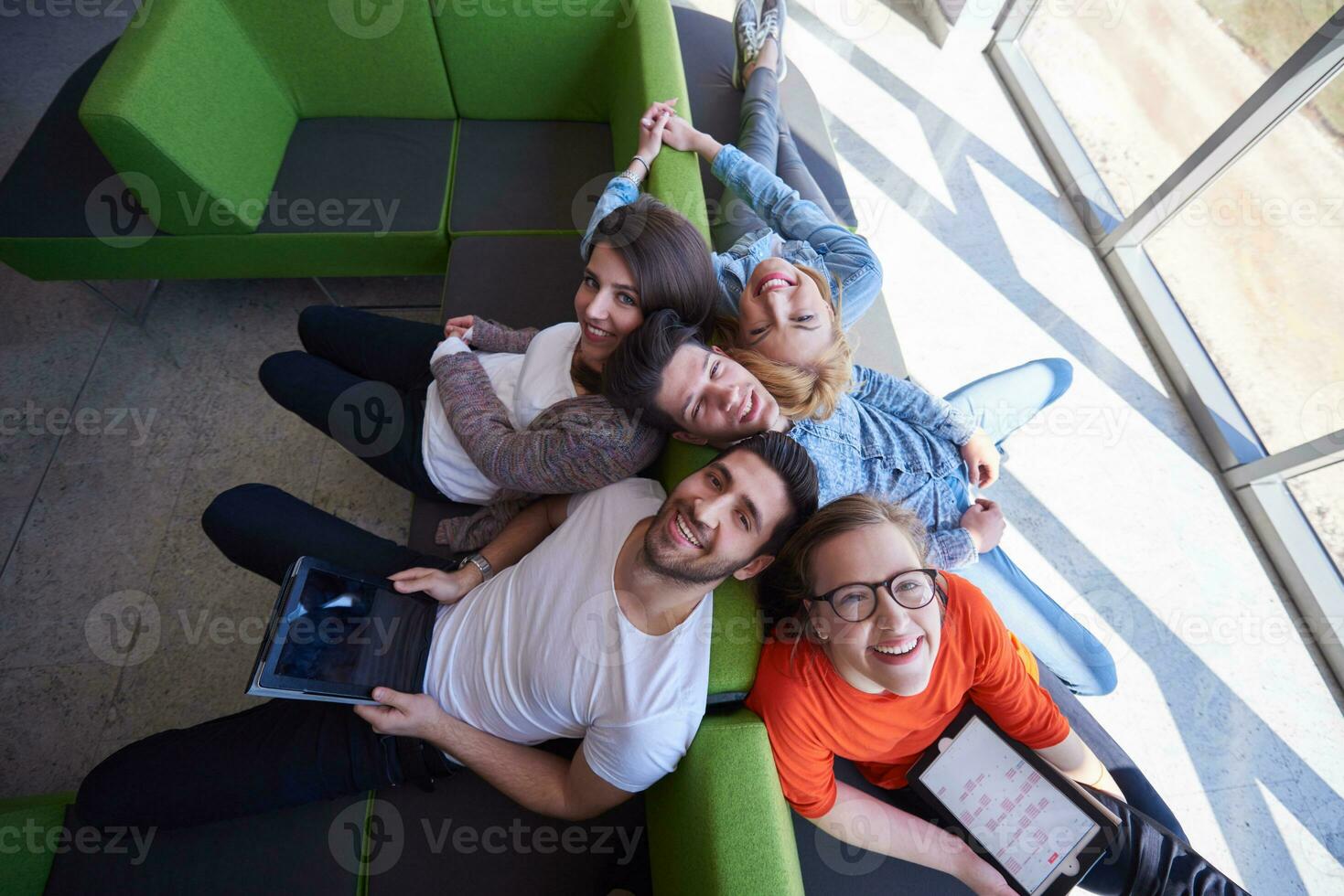 grupo de alunos trabalhando juntos no projeto da escola foto