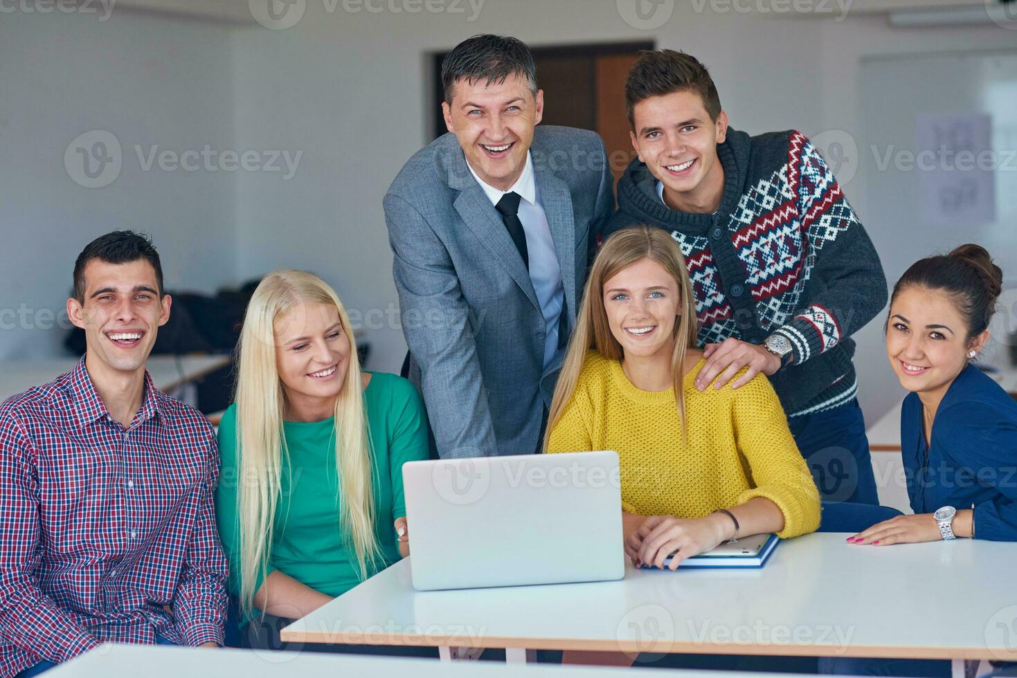 grupo do alunos obtendo apoio a partir de professor foto