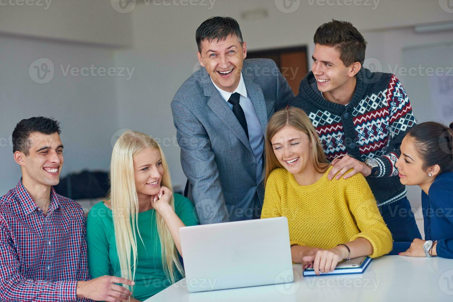 grupo do alunos obtendo apoio a partir de professor foto