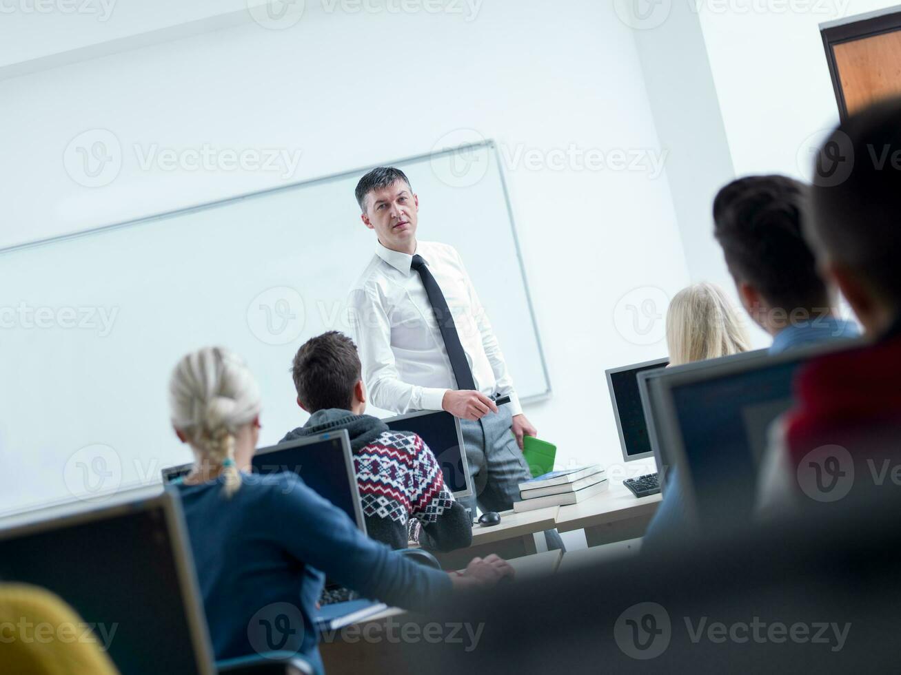 alunos com professor em sala de aula de laboratório de informática foto