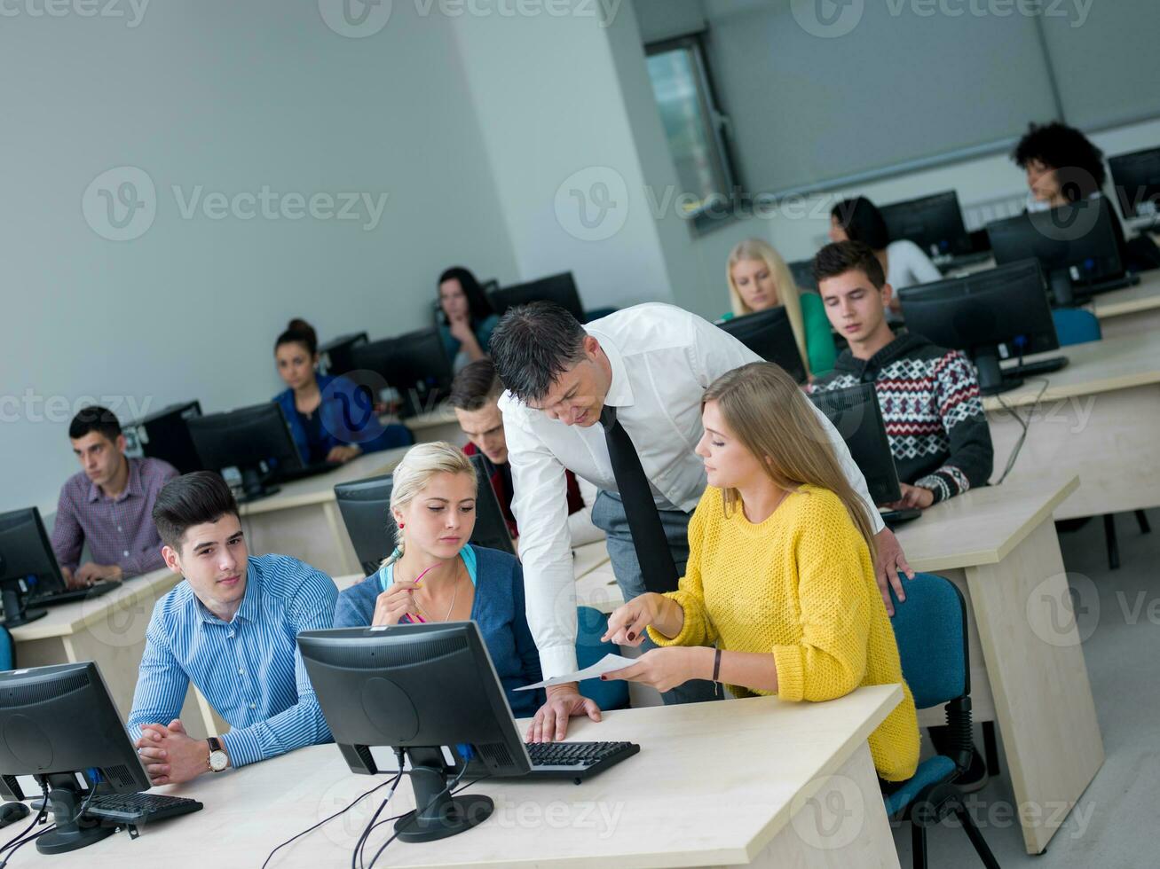 alunos com professor em sala de aula de laboratório de informática foto