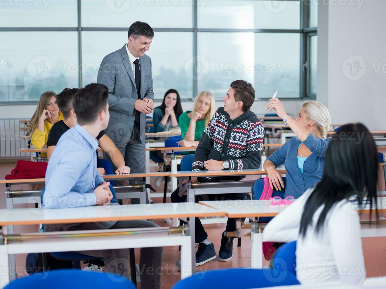 alunos com professor em sala de aula de laboratório de informática foto