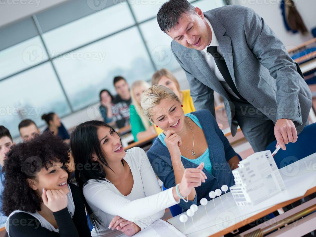 alunos com professor em sala de aula de laboratório de informática foto