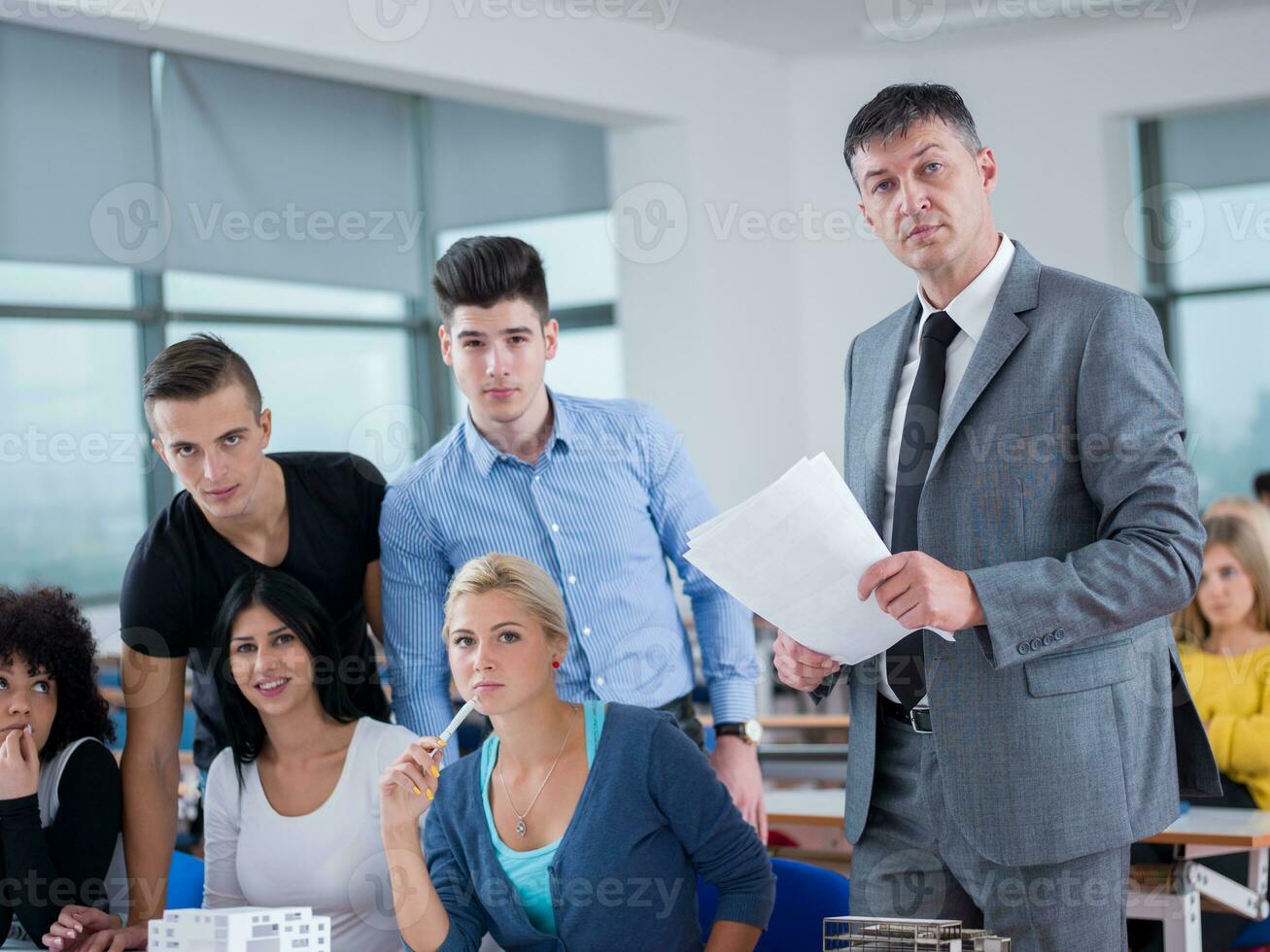 alunos com professor em sala de aula de laboratório de informática foto