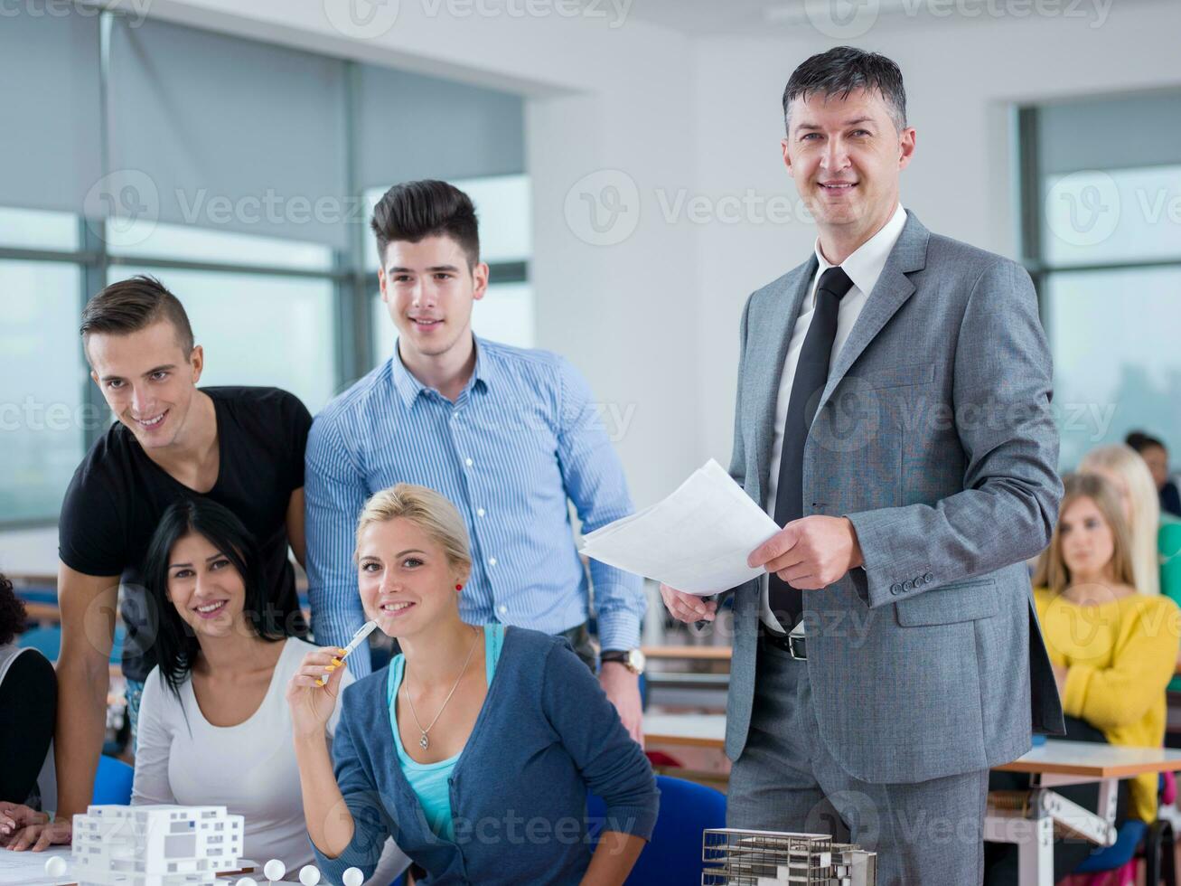 alunos com professor em sala de aula de laboratório de informática foto