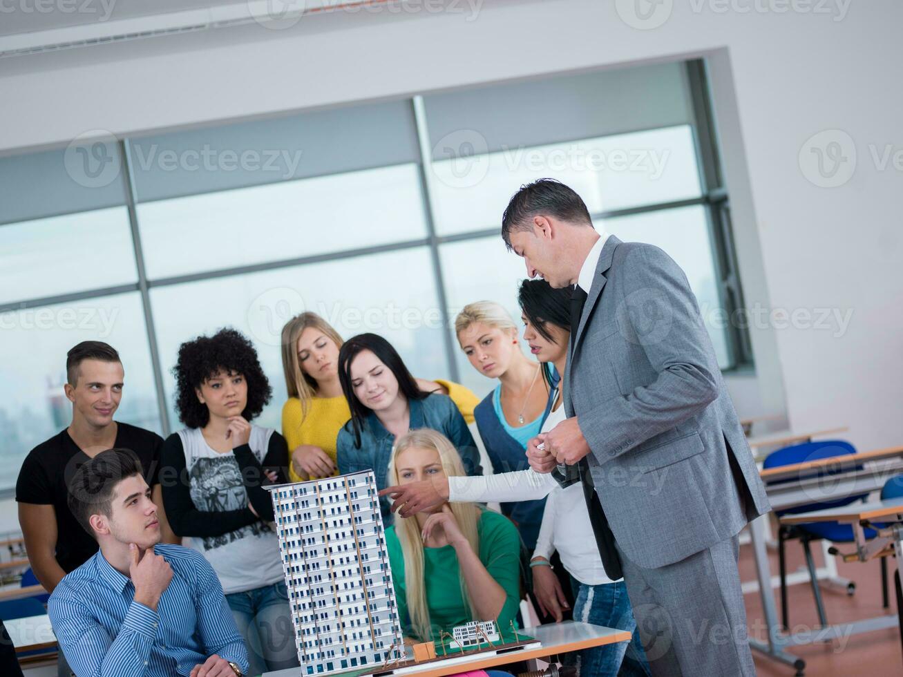 alunos com professor em sala de aula de laboratório de informática foto