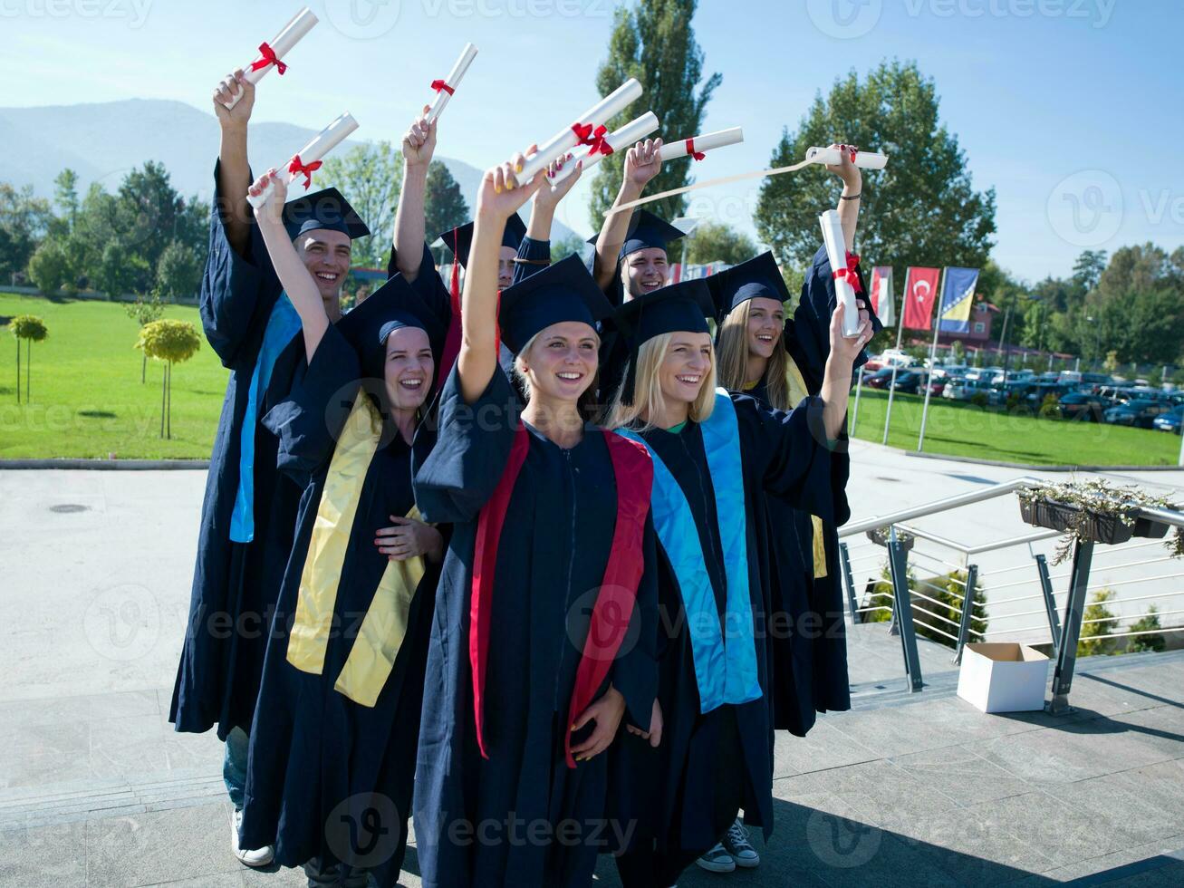 grupo de estudantes jovens graduados foto