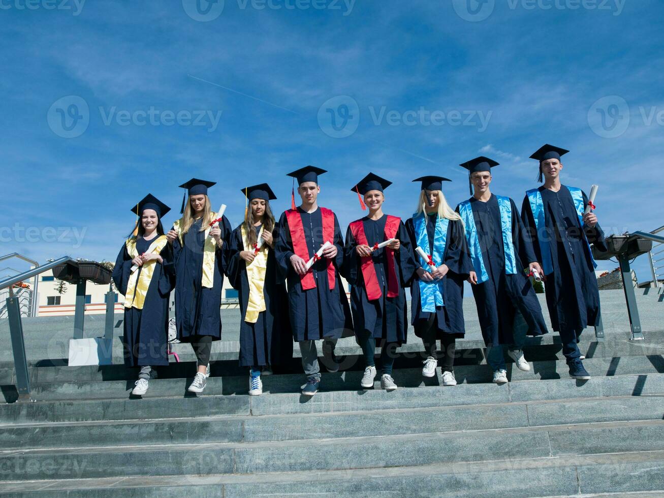 grupo de estudantes jovens graduados foto