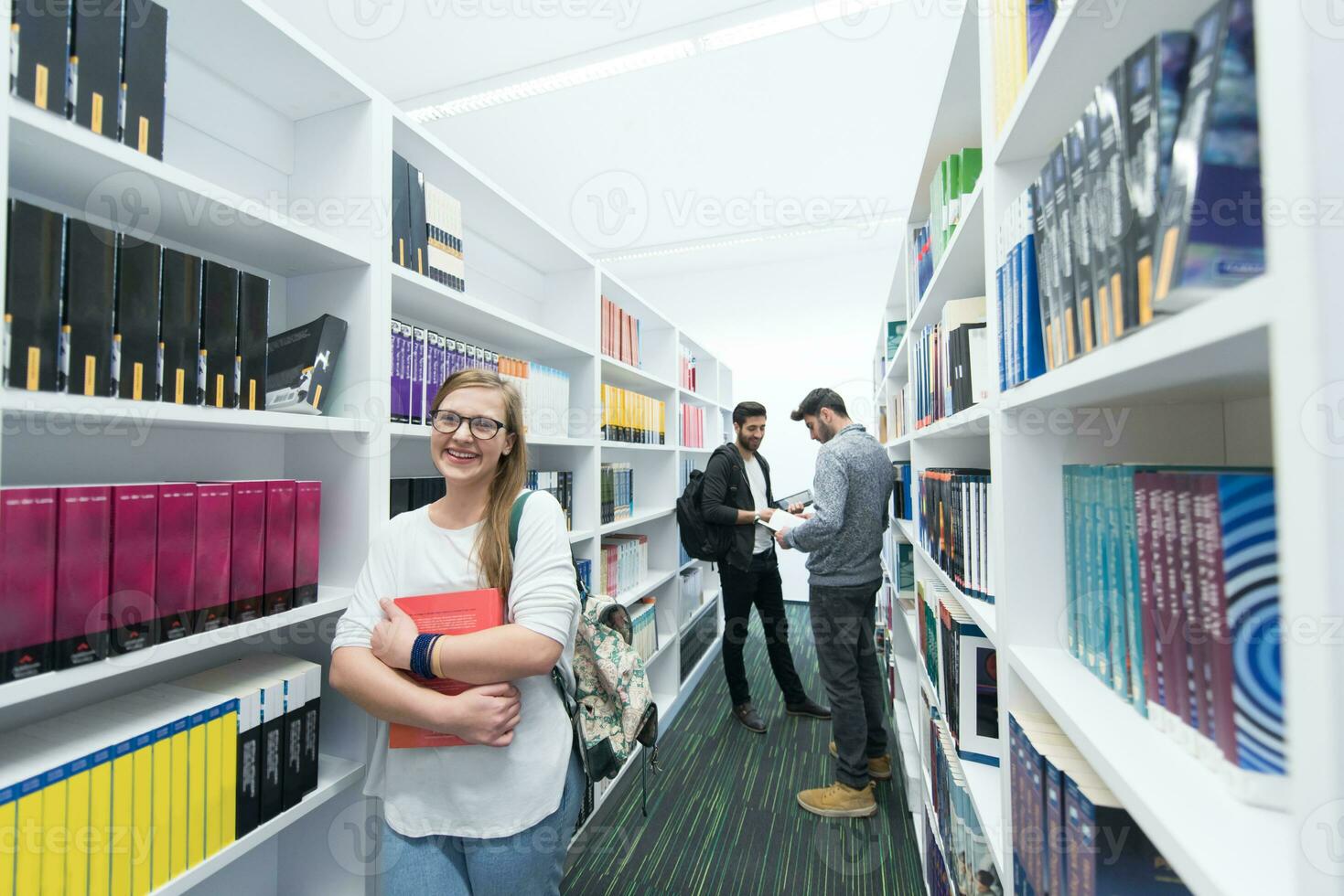 grupo de alunos na biblioteca da escola foto