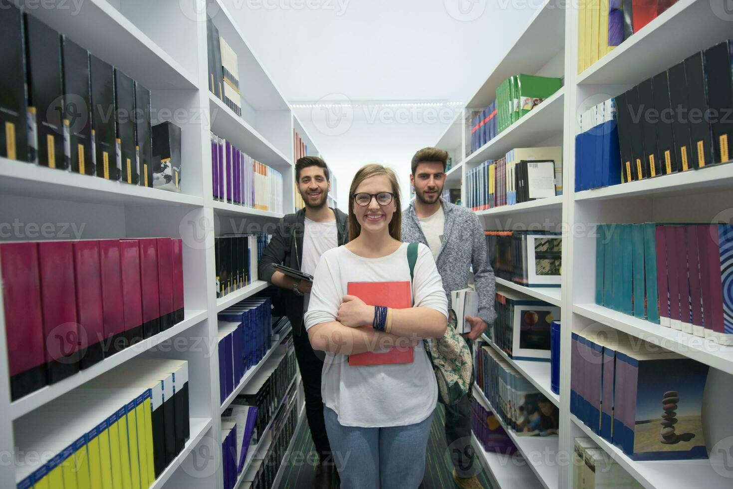 grupo de alunos na biblioteca da escola foto