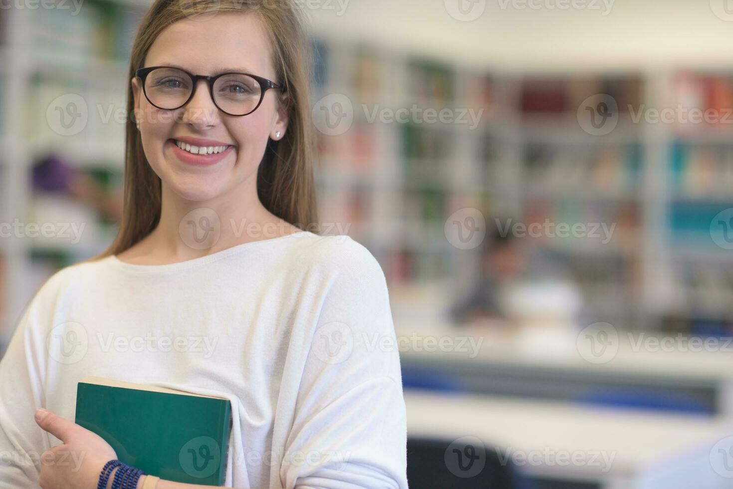 retrato de aluna na biblioteca foto